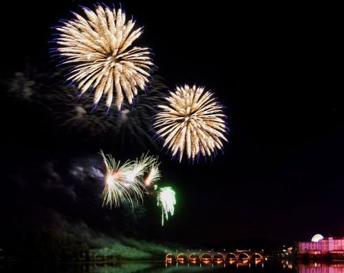 feu d'artifice près d'un pont illuminé